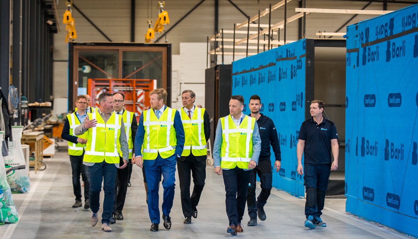 Koning Willem-Alexander opent nieuw woningfabriek van Barli in Uden