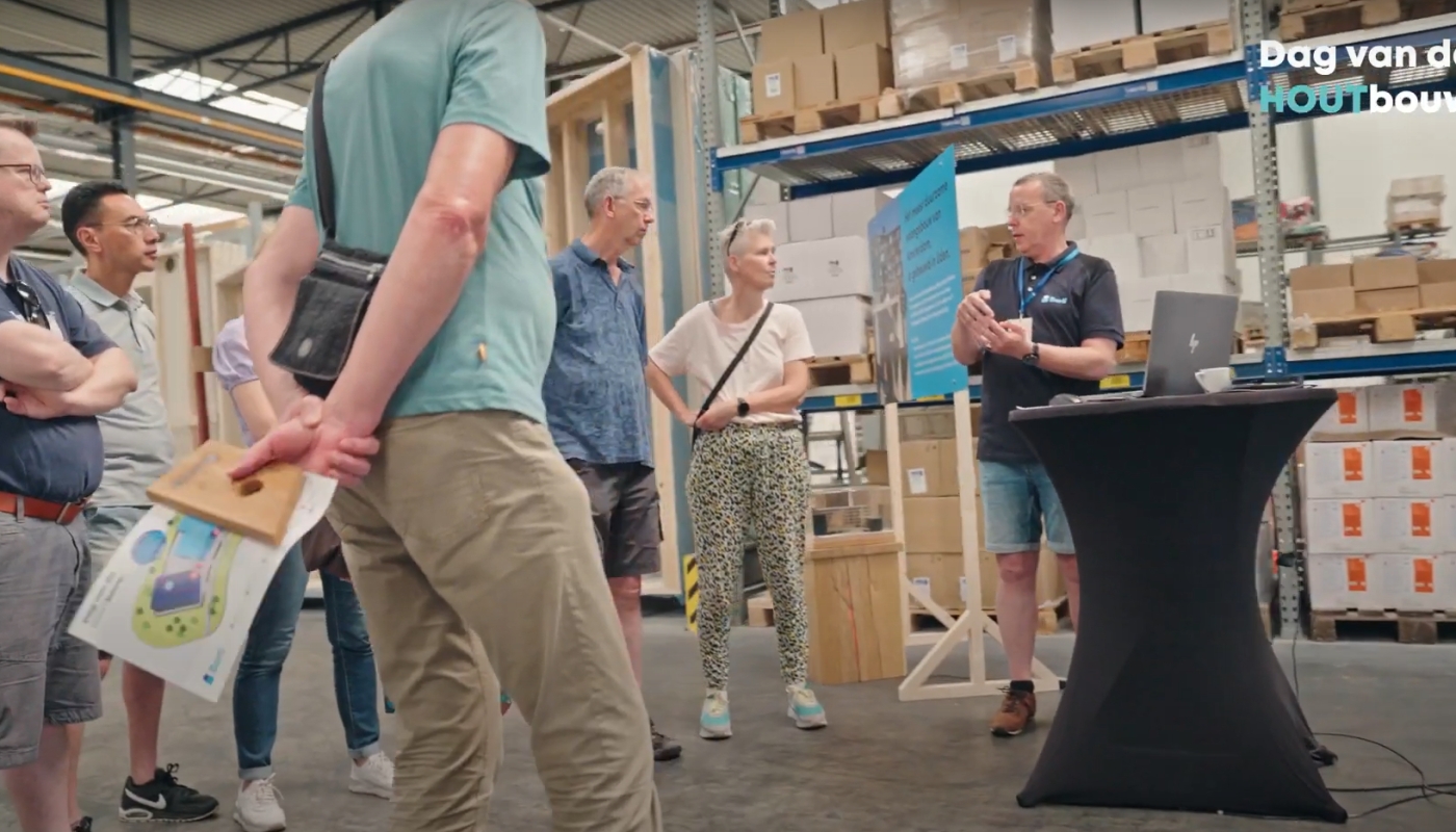 Kinderen maken met medewerker Barli een vogelhuisje