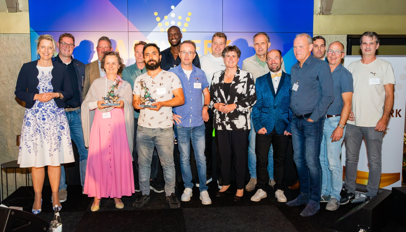 De teams van Barli en Woodmill nemen de AANtWERK Awards in ontvangst uit handen van Commissaris van de Koning Ida Adema en Wethouder gemeente ’s-Hertogenbosch Marianne van der Sloot. Trots is de organisatie op medewerker Edwin de Wit die deze avond als co-host op het podium stond. 