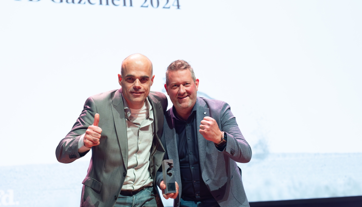 Roel van Haaren en John van der Doelen met de FD Gazellen Award voor Barli