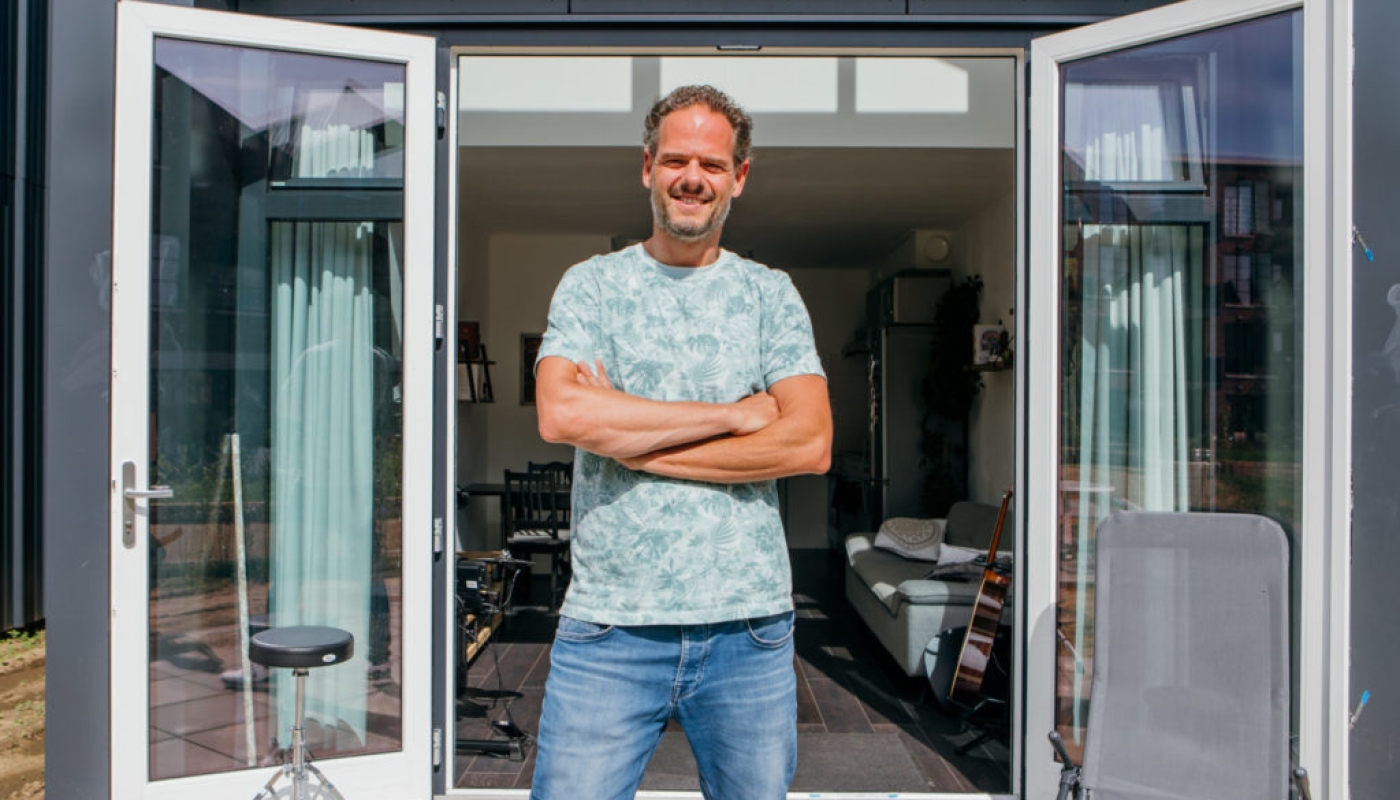 Errol vertelt over het wonen in een tiny house in Roermond (Foto's: Mark Richter)